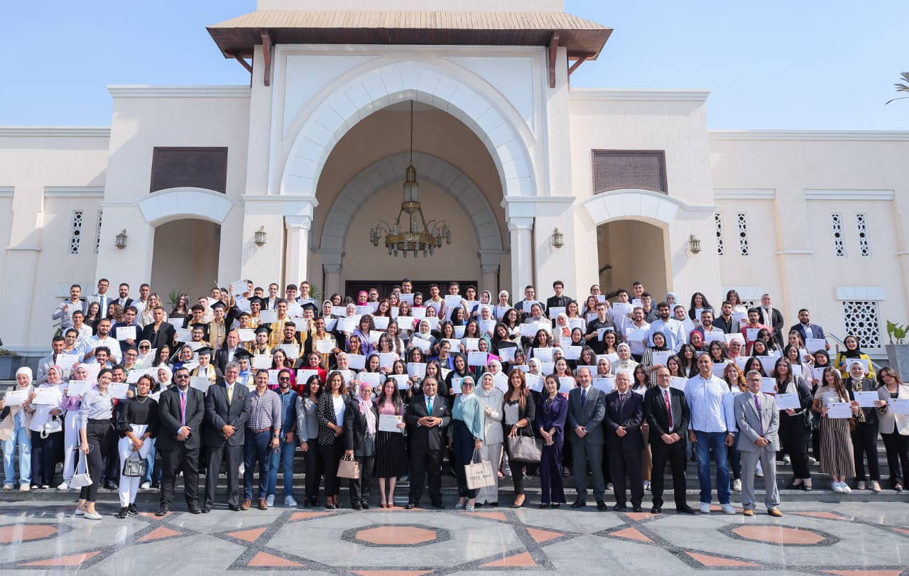 انطلاقا من مسئوليتها المجتمعية.. طلعت مصطفى تسلم شهادات التدريب العملى لطلاب الجامعات فى ختام الموسم الصيفى .. بالفيديو